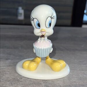 Lenox Classics Figurine "A PRESENT FROM TWEETY" Tweety Bird Figurine February